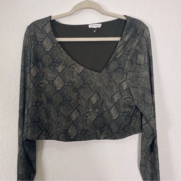 Good American Green Snakeskin V Neck Long Sleeve Cropped Top - Picture 3 of 6
